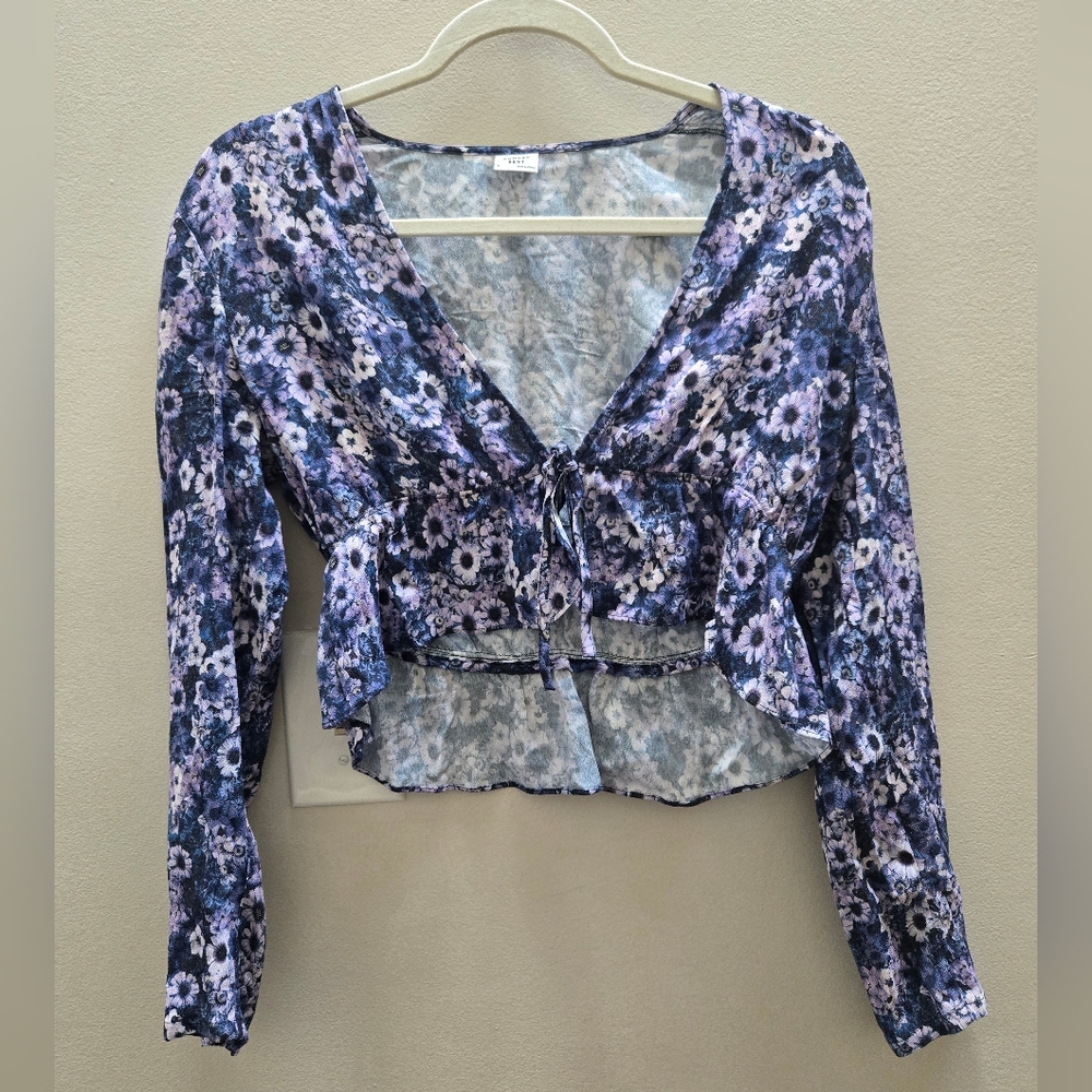 ​Sunday Best Aritzia Crop Tie Front Top [Small] Lavender Floral Romantic Shrug